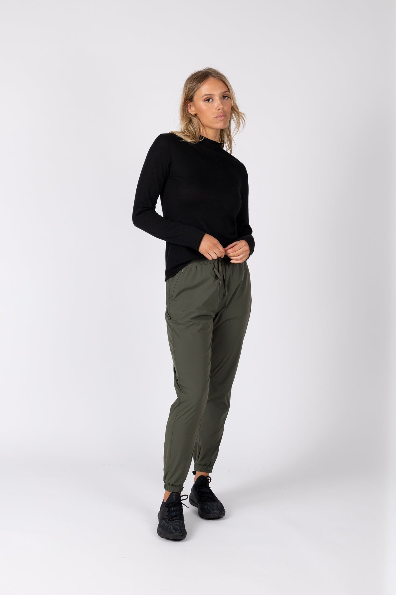 Sunday Funnel Neck - Black