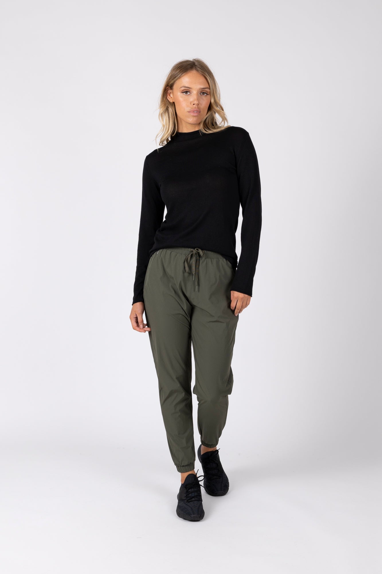 Sunday Funnel Neck - Black