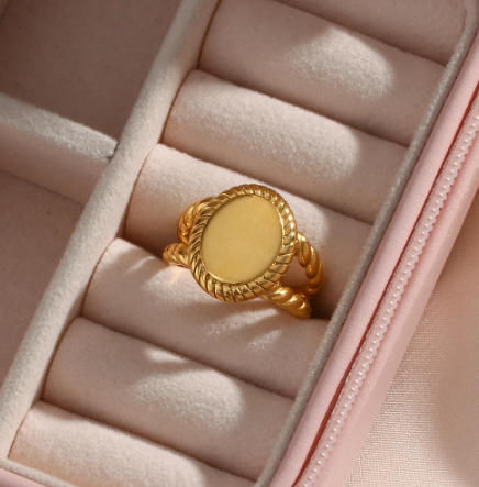 Heartfelt Signet Ring - Oval Knot