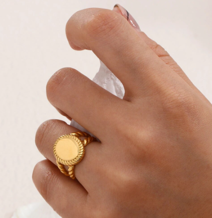 Heartfelt Signet Ring - Oval Knot