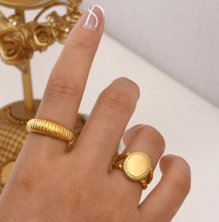 Heartfelt Signet Ring - Oval Knot